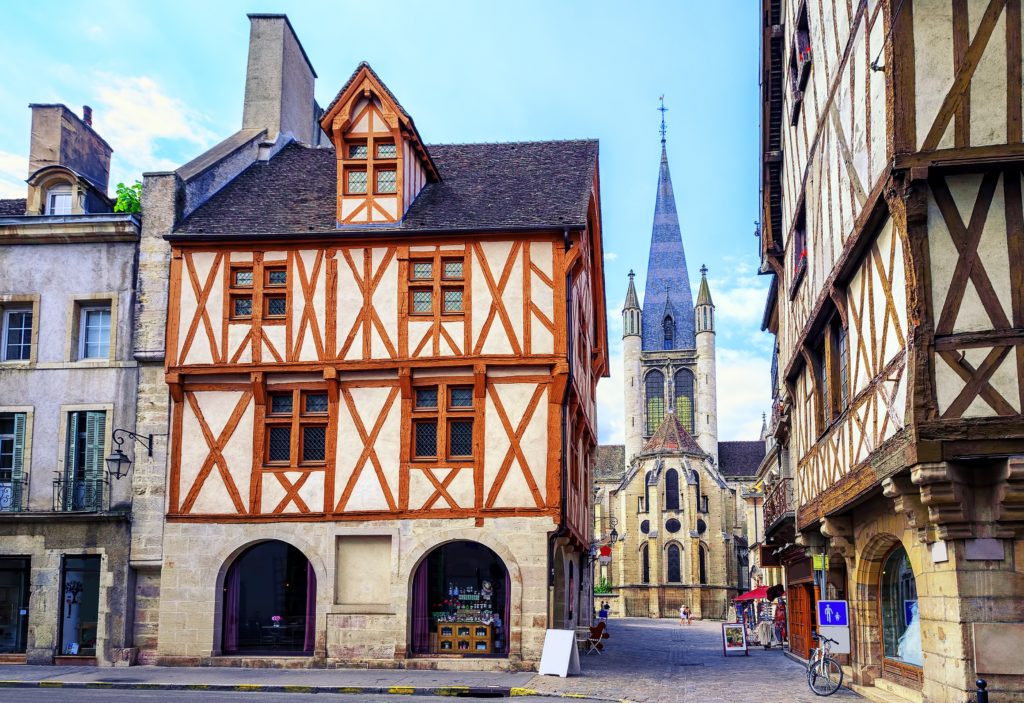 El encantador centro histórico de Dijon (Francia), la ciudad que es famosa en todo el mundo por su exquisita mostaza. CRUCEROS FLUVIALES POR CANALES FINESSE EUROPEAN WATERWAYS CRUCEROS FRANCIA CRUCEROS BORGOÑA BOURGOGNE CRUISES SOUTHERN BURGUNDY CRUISES CANAL DE LA BORGOÑA CRUCEROS CRUCEROS DE LUJO CHARTER CRUCEROS CHARTER BARCAZAS PENICHE CRUISES CROISIERE BORGOGNE #Finesse #EuropeanWaterways #CruiseBarge #BargeCruises #HotelBarge #Barcazas #Crucerosdelujo #CrucerosFrancia #CrucerosCanales #FinesseCroisieres #FinesseCruises #CrucerosPrivados #AlquilerBarcos #Charter #Crucerosenfamilia #CrucerosenGrupo #CrucerosEuropa #EuropeanCruises #Dijon #Mostaza #Mustard